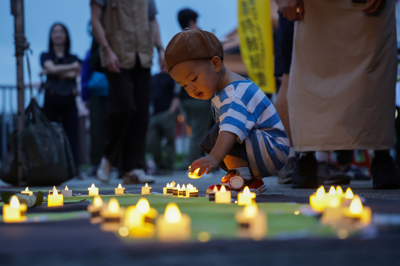 華人民主書院協會等多個民間團體4日在中正紀念堂民主大道舉行「六四35週年晚會-追求民主，無畏無懼」活動，有家長帶著孩童參與活動。(圖：中央社)