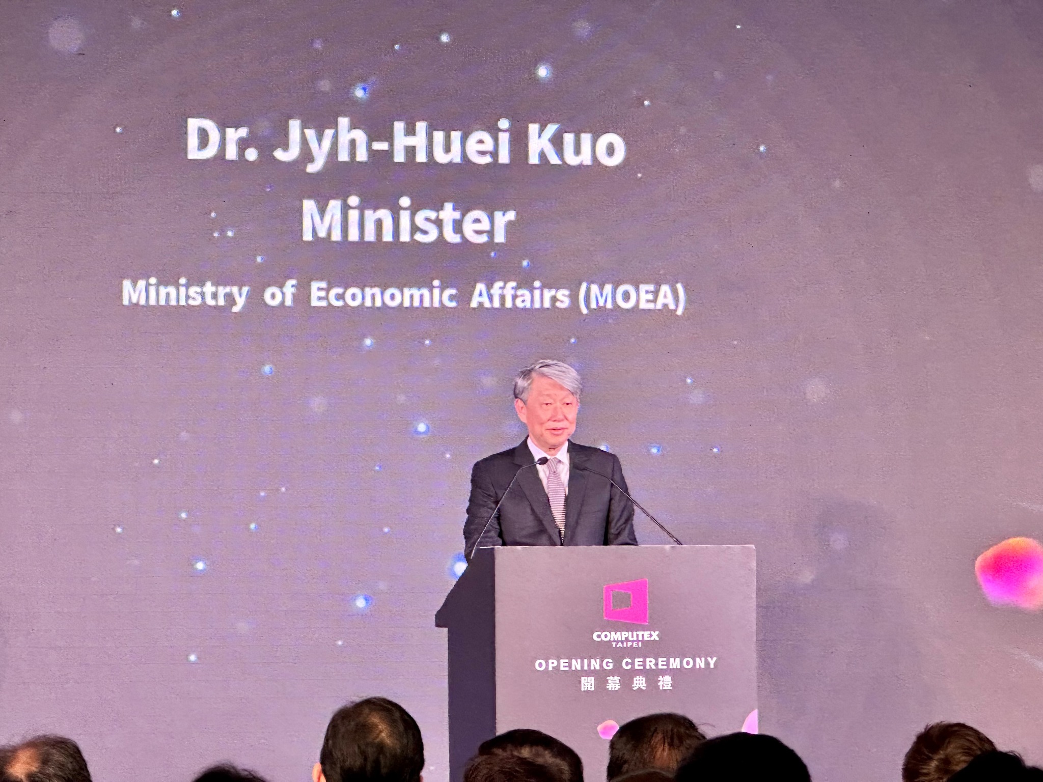 經濟部長郭智輝表示，將協助我國IC設計廠商，投入先進晶片以及系統的研發，政府也已推動「晶創台灣方案」，提升業者對高效能運算、高階AI半導體技術，要確保我國IC設計業者在5年內能夠進到前兩名。(謝佳興 攝)