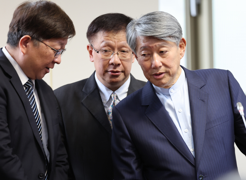 經濟部長郭智輝（右）5日上午首次前往立法院經濟委員會列席並備質詢。 (圖：中央社)