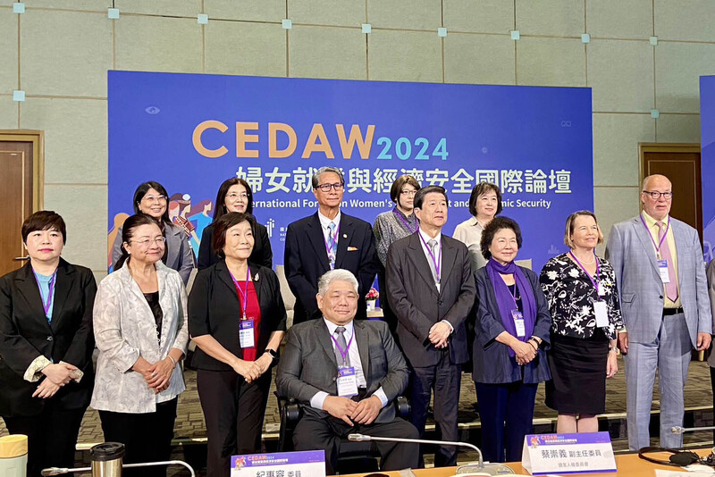人權會5日舉辦「2024婦女就業與經濟安全國際論壇」，邀國際人權專家、國內NGO團體、政府機關對相關法規、政策交流意見，人權會主委、監察院長陳菊(前排右3)出席致詞。(圖：中央社)