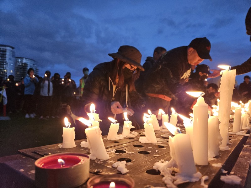 民眾手持蠟燭，放置在晚會設置的燭台上，哀悼六四死難者。(圖：中央社)