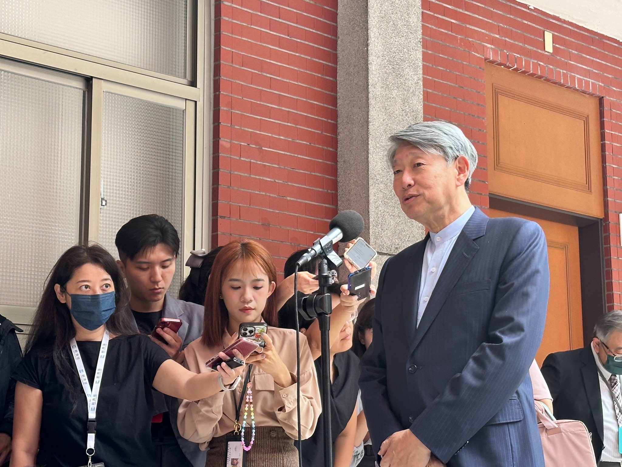 經濟部長郭智輝(右)5日首赴立法院經濟委員會做業務報告。(謝佳興 攝)