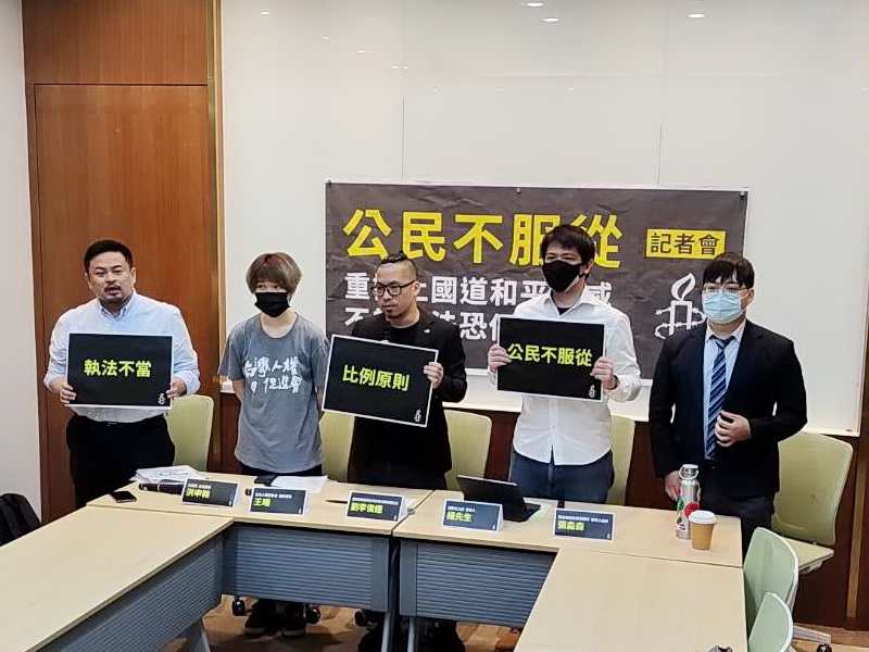 網路名稱為「通勤者之歌」的楊先生3月騎乘重機進入國道，5月初遭警方逮捕，偵訊過程幾乎全程被銬上手銬。國際特赦組織台灣分會、台灣人權促進會、立委洪申翰5日行記者會聲援楊先生 (央廣記者王照坤 攝)