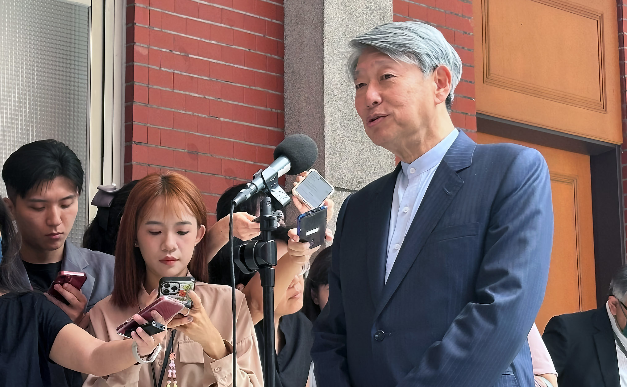 經濟部長郭智輝(右)指出，他已親自接洽3家國際大廠來台投資AI的研發中心或資料中心。(資料照/謝佳興 攝)