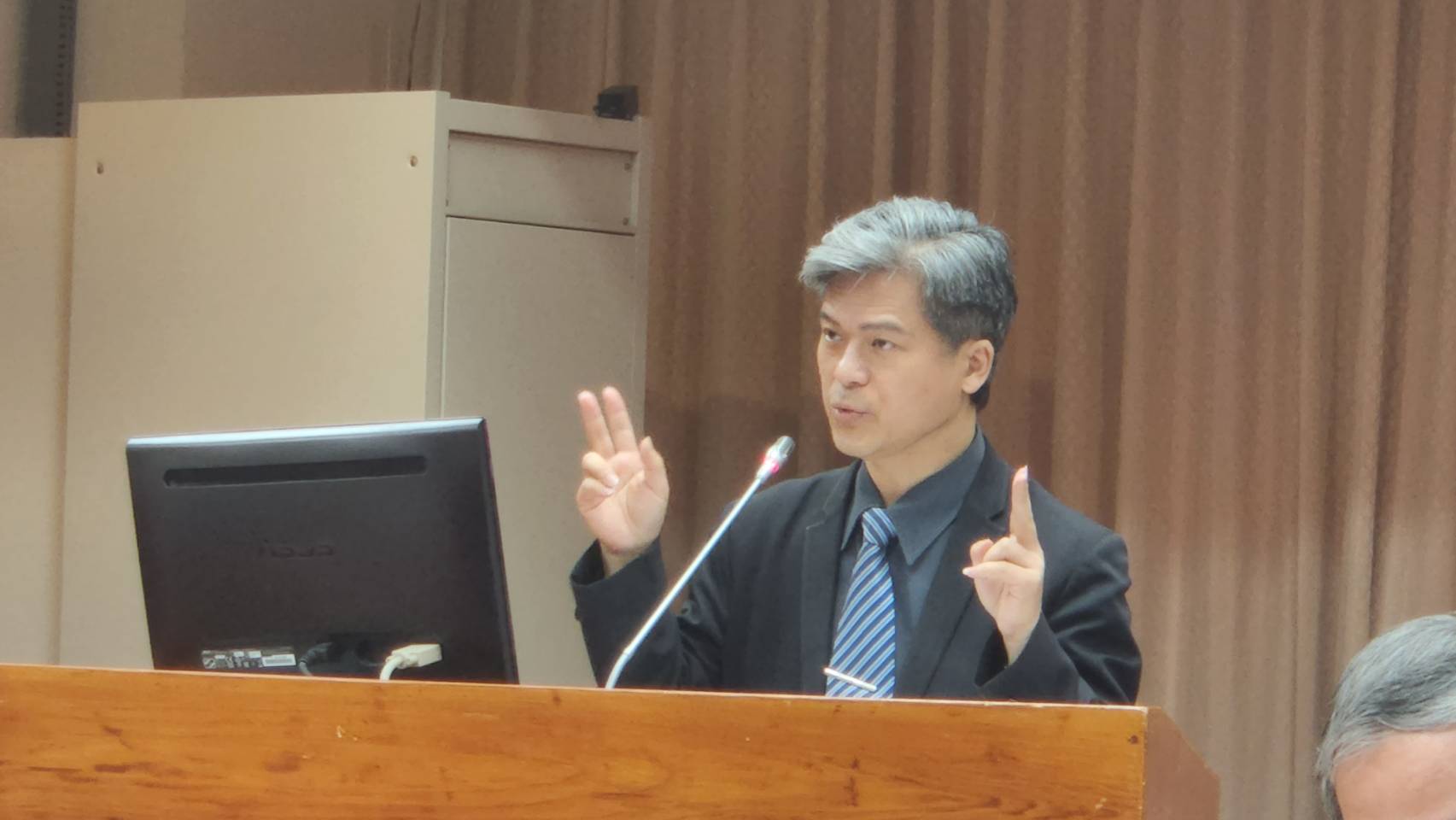 民進黨立委陳培瑜6日在教委會上要求教育部應該在書面資料或舉辦活動時正名使用「台語」，而非「閩南語」。國教署署長彭富源(見圖)同意在一個月內提出報告。(江昭倫 攝)