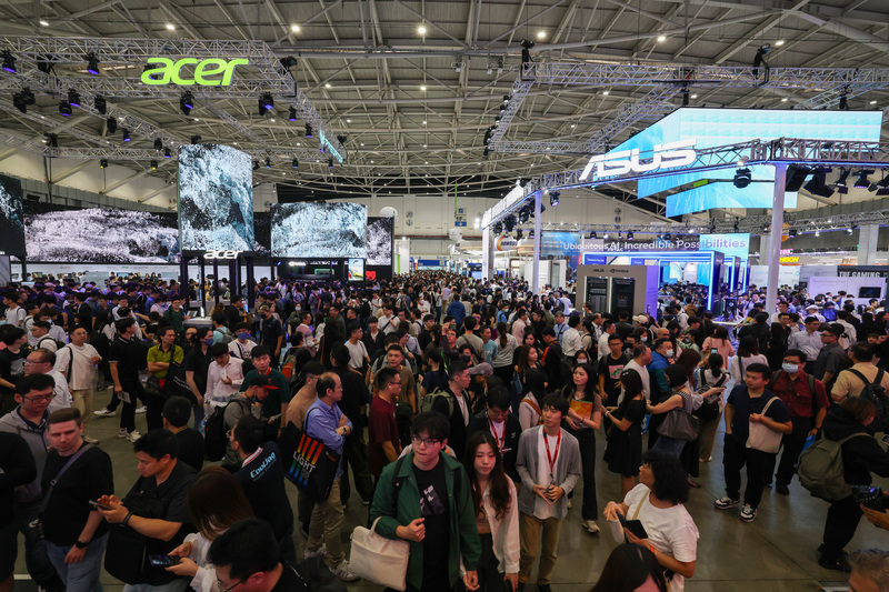 2024台北國際電腦展（COMPUTEX）7日迎來最後一天展期，吸引許多民眾進場參觀，各大知名電腦品牌展區都擠滿人潮。 (圖：中央社)