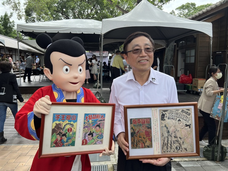 葉宏甲之子葉佳龍（右）展示珍貴的「諸葛四郎」漫畫手稿。 (資料照片／中央社)