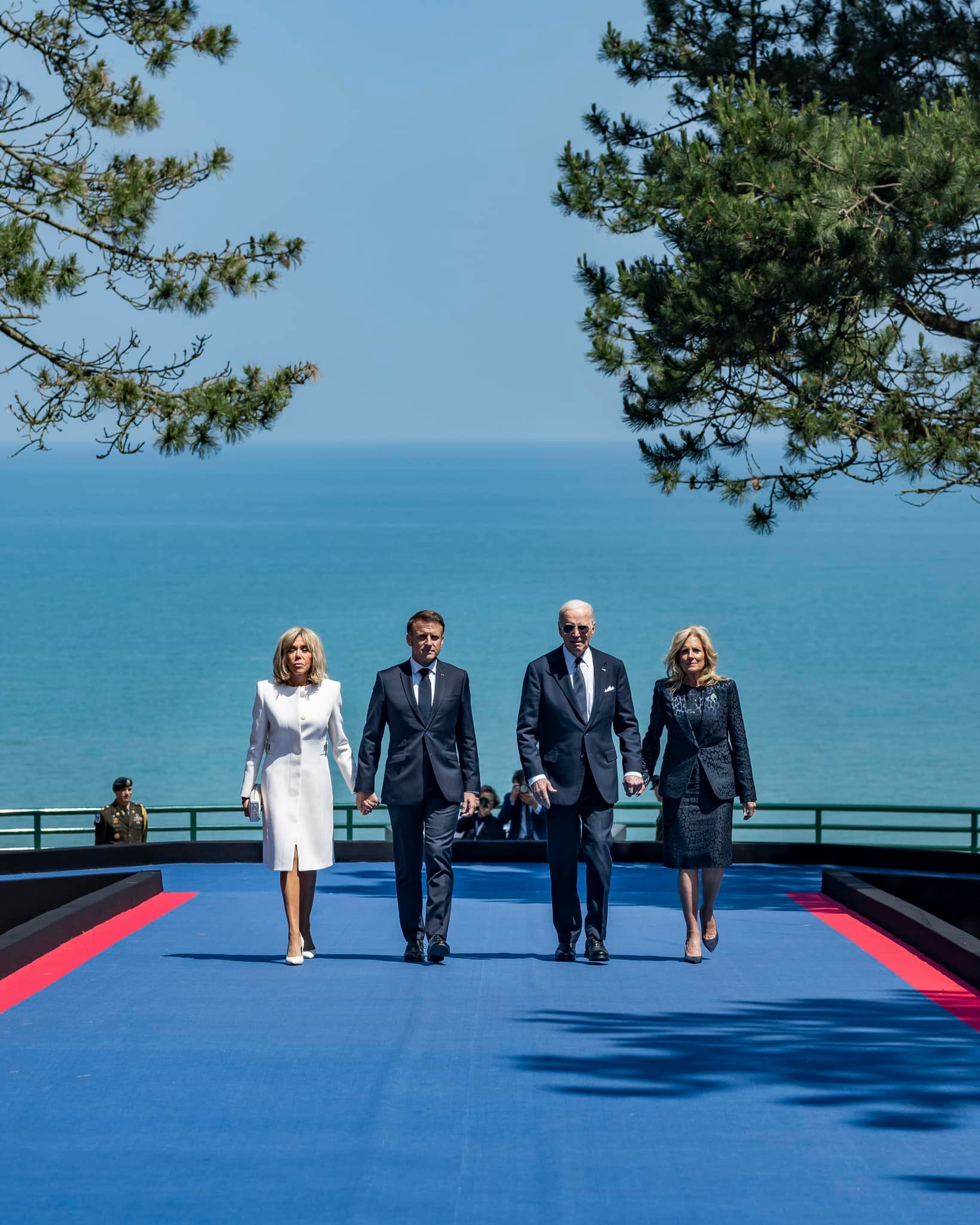 法國今年盛大紀念諾曼第登陸80週年，美國總統拜登與法國總統馬克宏步行進入會場，同時兩人還將於8日舉行會談。(FB@POTUS)