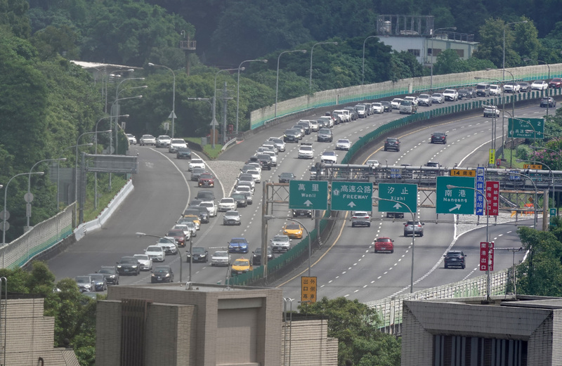 圖為國5南向南港系統塞車情形。 (中央社資料照片)