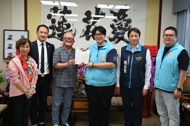 「沖繩．台灣交流振興會」會長平田久雄（左3）邀請喜好高爾夫及馬拉松逾300名好友，共同籌集110萬日圓，助花蓮度震後艱難時刻，並於9日將善款捐給花蓮市公所慈愛基金，市長魏嘉彥（右3）表達感謝。(圖：中央社)