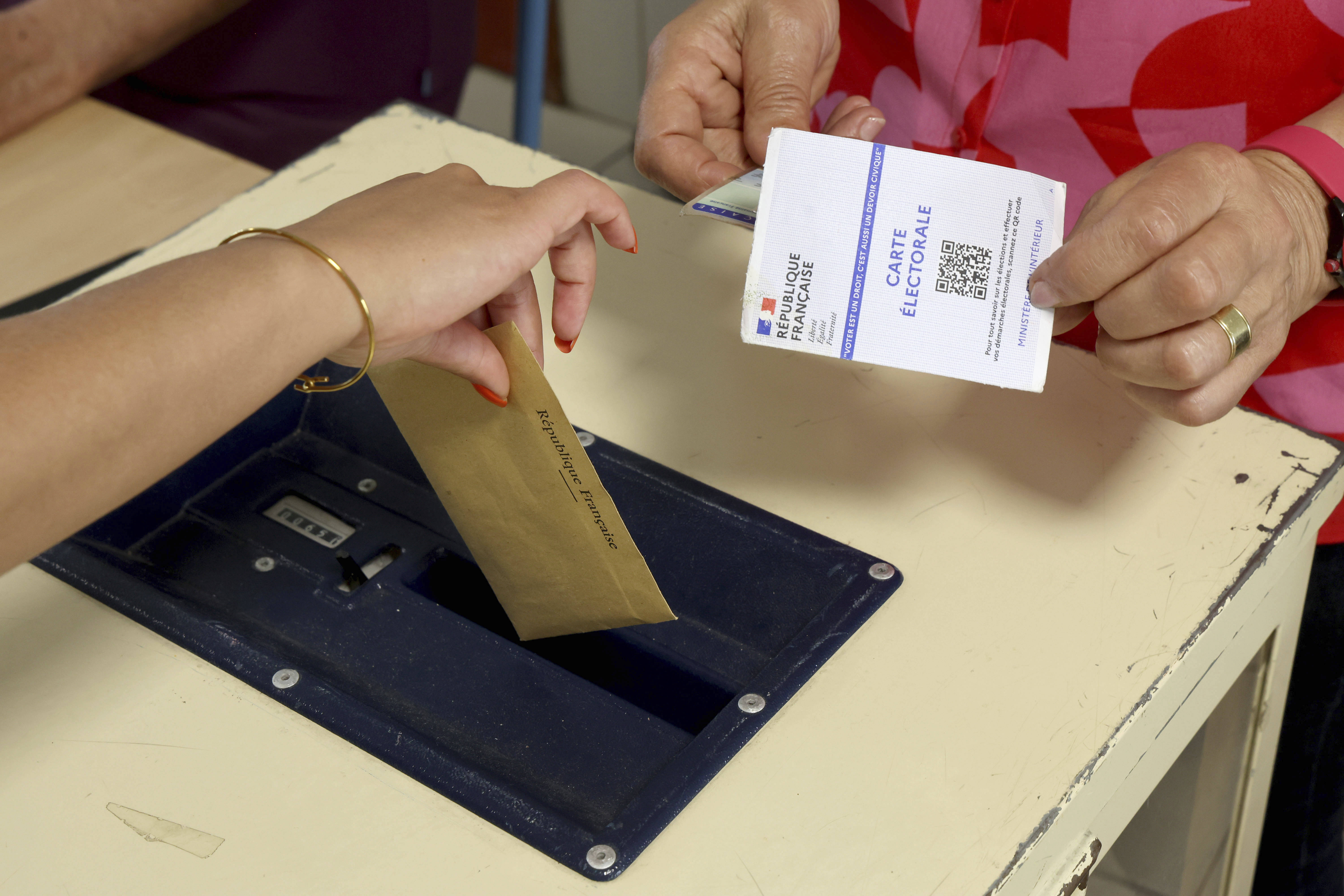 歐洲議會議員改選自6日起荷蘭率先投票，到9日深夜義大利投票結束。圖為一名選舉人在法國投票站進行投票。(美聯社/達志影像)