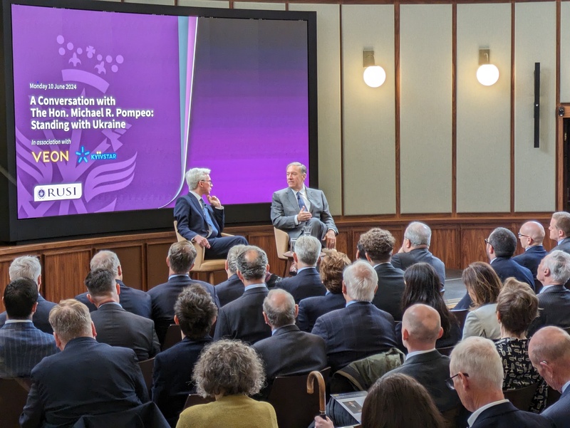 前美國國務卿蓬佩奧（面對鏡頭右1）10日在倫敦說，美國有足夠資源與能力同時應對歐洲與印太區域的挑戰，他不認為美國不得不在兩者之間權衡取捨。 (圖：中央社)