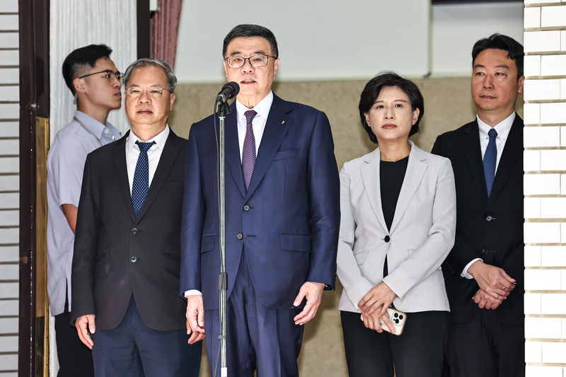 行政院長卓榮泰（右3）11日赴立法院施政報告及備詢，會前與行政院副院長鄭麗君（右2）、行政院祕書長龔明鑫（前左）、行政院發言人陳世凱（右）等一同接受媒體聯訪。 (圖：中央社)