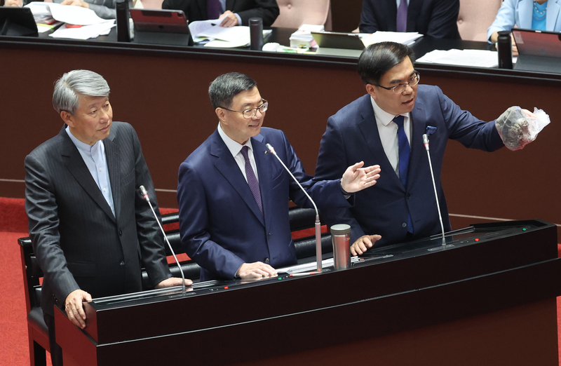 立法院會11日對行政院長卓榮泰施政報告繼續質詢，圖為卓榮泰（中）與環境部長彭啓明（右）、經濟部長郭智輝（左）列席備詢。(圖：中央社)