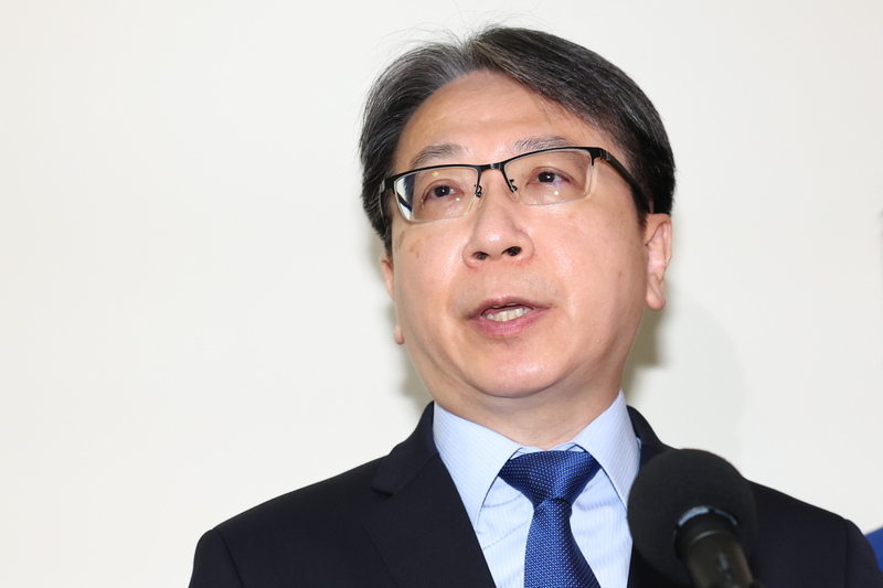 國安局長蔡明彥12日在立法院受訪時說，不排除這是中共對台灣進行灰色地帶襲擾，特別要進一步了解當事人來台動機，以及有無中共操作，還有很多疑點必須釐清。(圖：中央社)