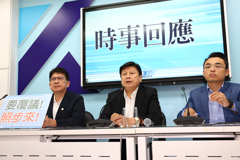 國民黨立法院黨團總召傅崐萁（中）、書記長洪孟楷（右）、首席副書記長林思銘（左）12日在立法院國民黨團舉行記者會，表達希望18日立法院會能夠就行政院所提國會改革覆議案進行討論及議決，並邀請行政院長卓榮泰到立法院備詢，說明何處窒礙難行。 (圖：中央社)