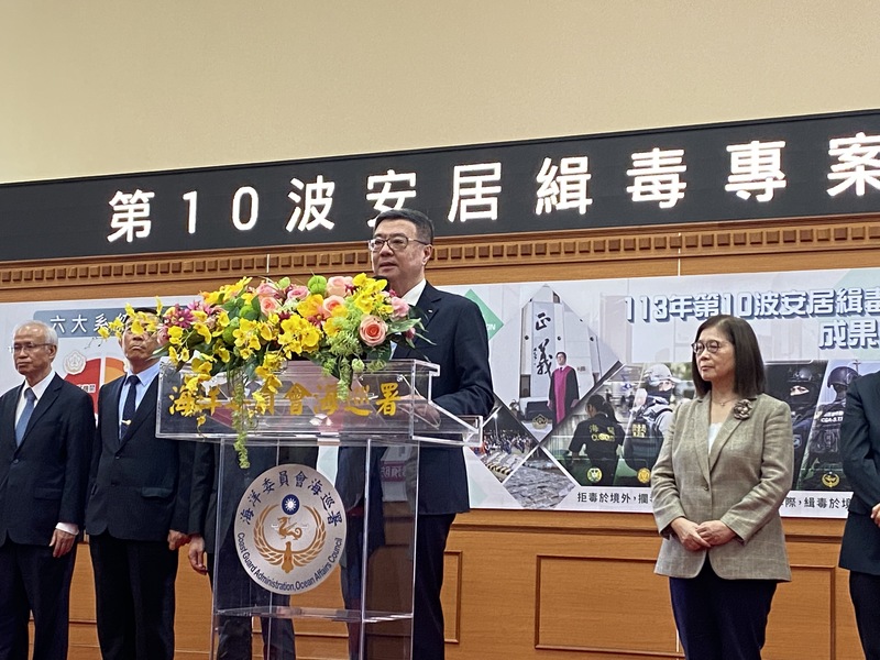 中國籍阮姓男子9日駕駛快艇闖進淡水河遭送辦。行政院長卓榮泰（右2）12日說，從此事件深感民眾的憂心，政府也要加強相關國安防範措施。 (圖：中央社)