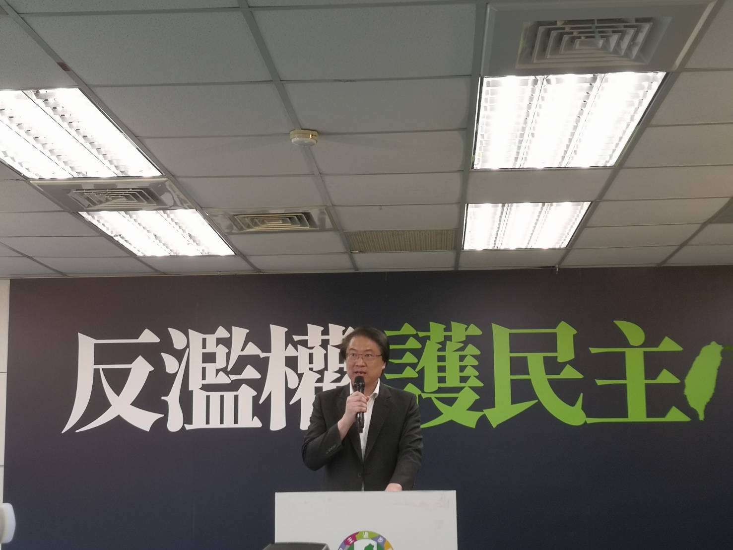 民進黨秘書長林右昌12日強調，民進黨的會議很多，但並非徐巧芯所說的那樣，他認為徐巧芯的指控令人匪夷所思。（劉玉秋 攝）