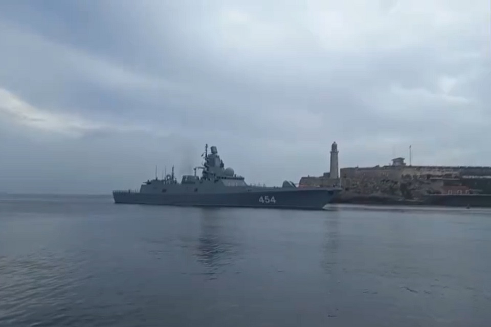 俄羅斯海軍艦艇12日駛入古巴的哈瓦那港。(圖擷自X平台)