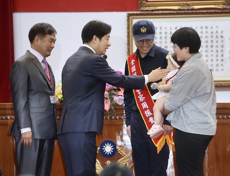 總統賴清德（左2）13日出席113年警察節慶祝大會並頒獎表揚全國模範警察獲獎者，現場也與警眷近距離互動，感謝他們在背後默默支持。(圖：中央社)