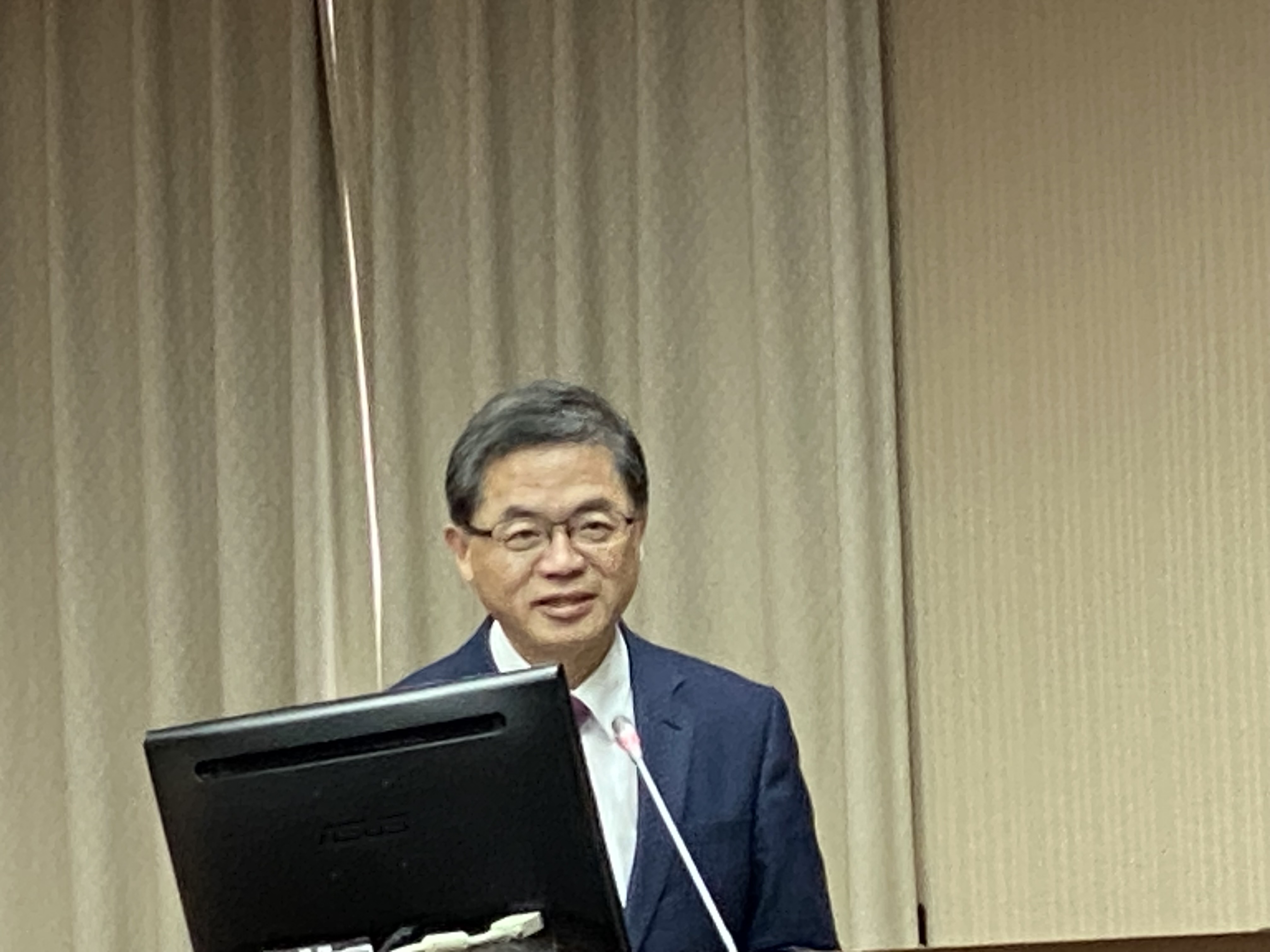 交通部長李孟諺13日赴立法院交通委員會進行業務報告並備詢。(吳琍君攝)