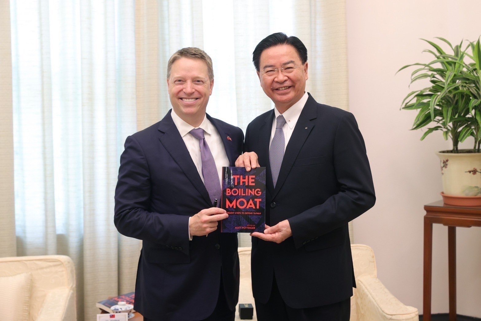 美國前白宮副國安顧問博明(左)拜會國安會秘書長吳釗燮(右)，針對台美及區域情勢等各項議題交換意見。(國安會提供)