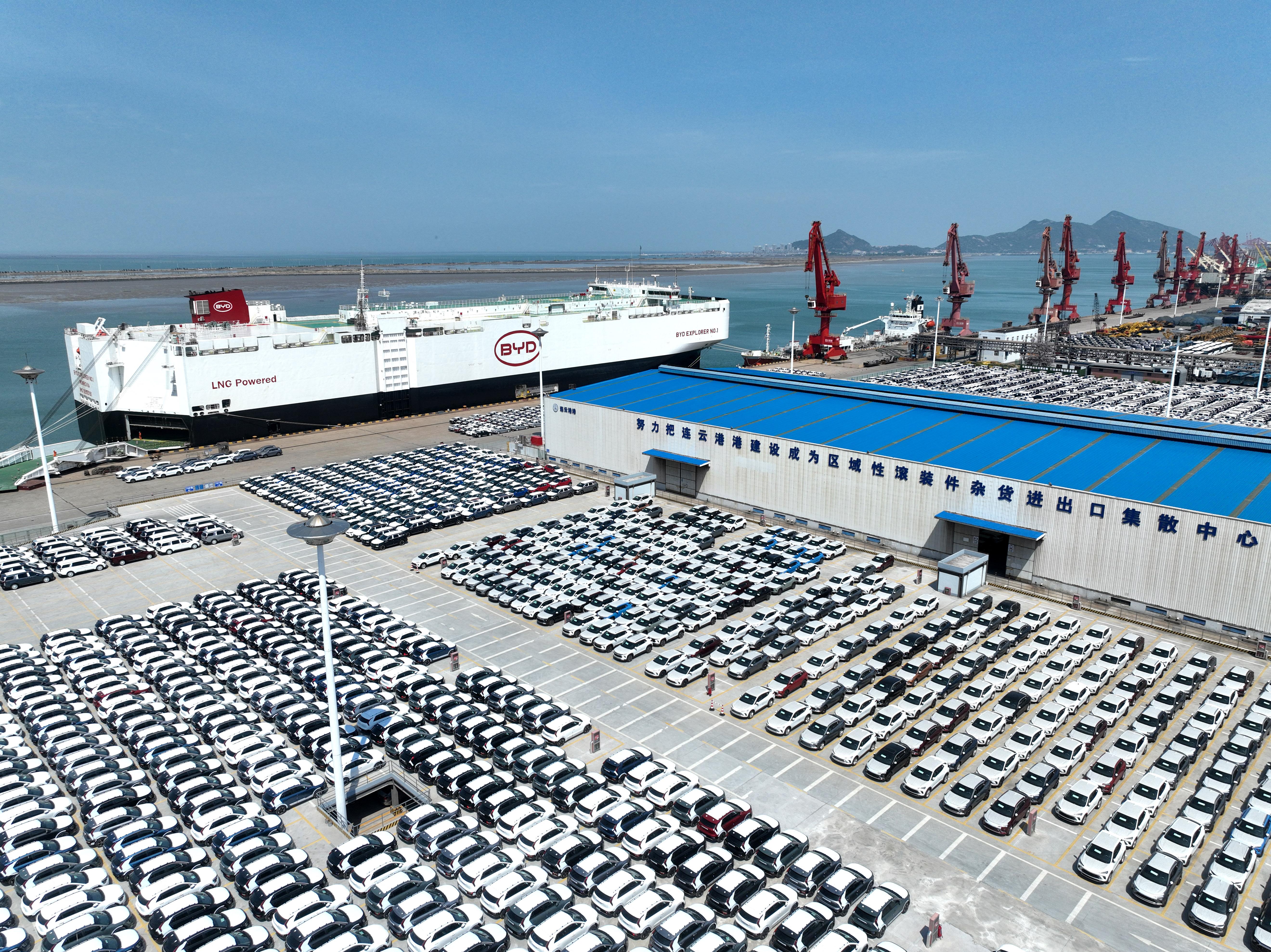 習近平不顧過剩只為搶占市場領導地位做法，恐再掀貿易戰。圖為中國電動車龍頭比亞迪(BYD)在連雲港等待裝船出口的電動車。(AFP)