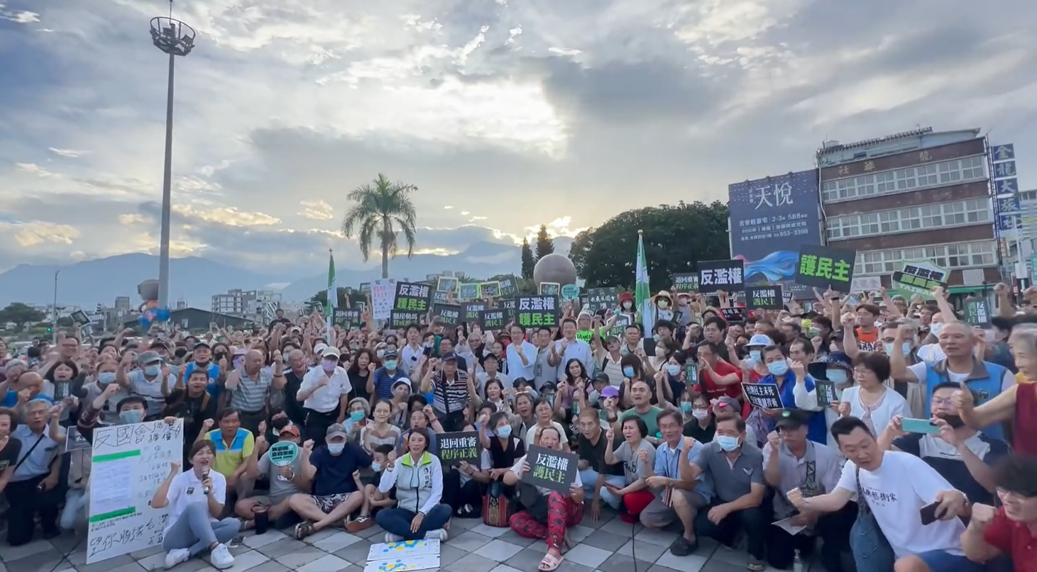 民進黨秘書長林右昌14日率黨部主管與立委等人前往花蓮，舉行首場國會職權修法覆議案的宣講行動。(圖擷自林右昌臉書)