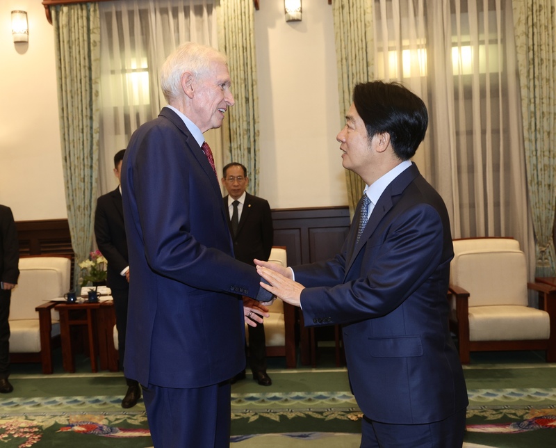 總統賴清德（右）14日在總統府接見前AIT主席莫健（前左）。(圖：中央社)