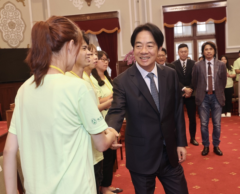 總統賴清德14日在總統府接見青年海外志工服務隊代表，期許所有志工夥伴要做台灣的最佳代言人，讓世界看見台灣的良善、實力和貢獻。(圖：中央社)