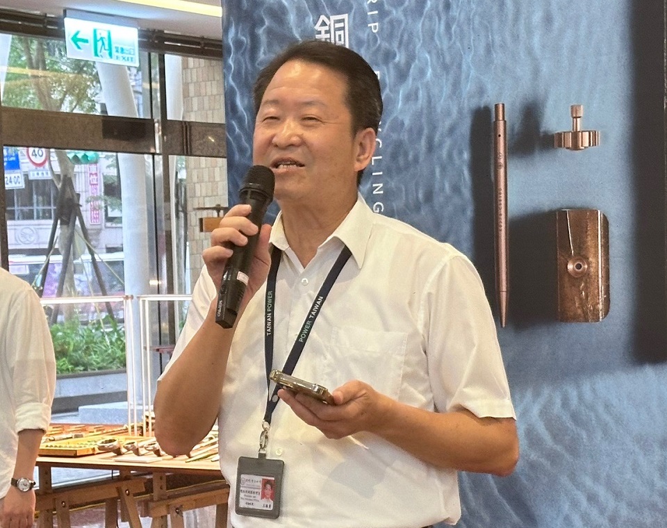 台電副總經理王振勇指出，單就國際燃料價格而言，回跌態勢很清楚。(謝佳興 攝)