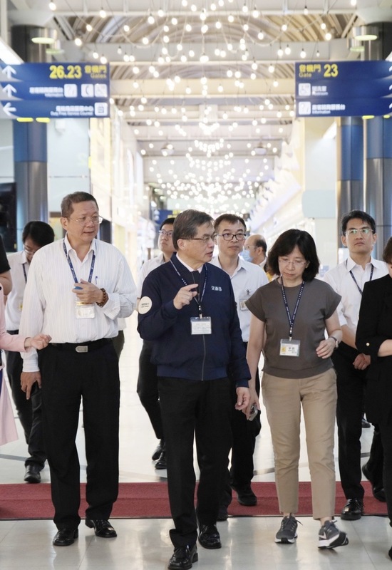 交通部長李孟諺(圖前中)15日視察高雄國際機場。(民航局提供)