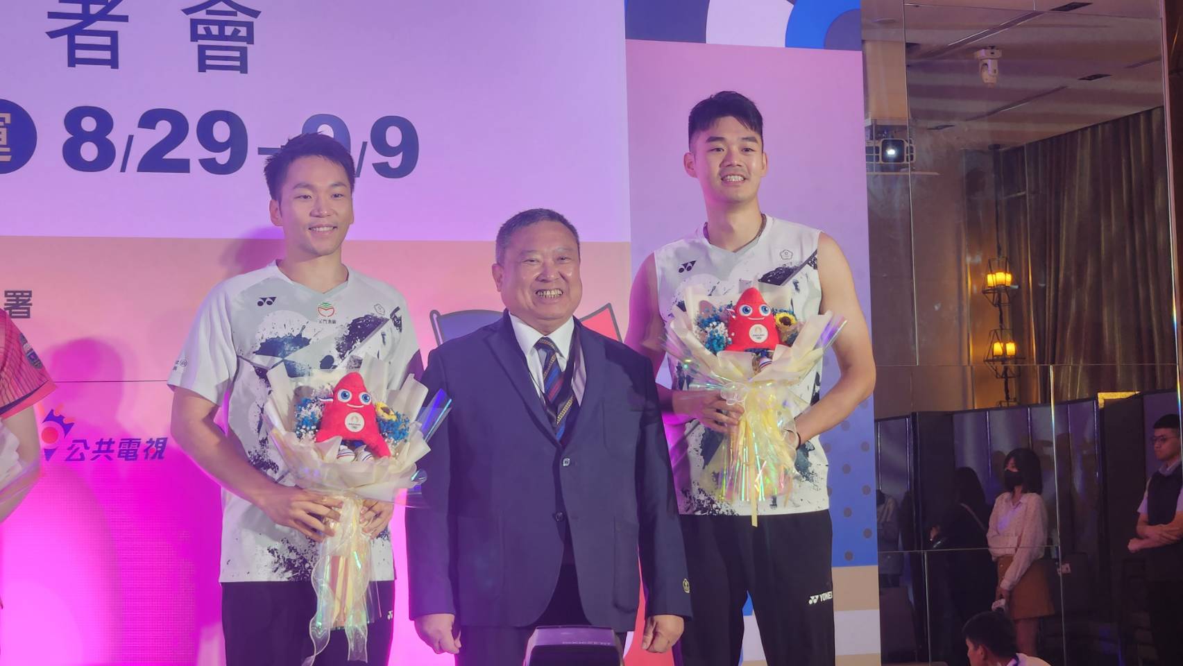 巴黎奧運倒數40天，羽球男雙李洋(左)與王齊麟(右)將是最後一次搭擋，李洋說會保持「破釜沉舟」心情，留下最好的表現。中為中華奧會主席林鴻道。