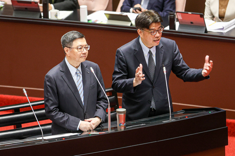 陸委會主委邱垂正(右)25日在立法院接受質詢時證實，確實有此事，但該名記者已經輪調回去了，陸委會會與文化部一同做行政調查。(圖：中央社)