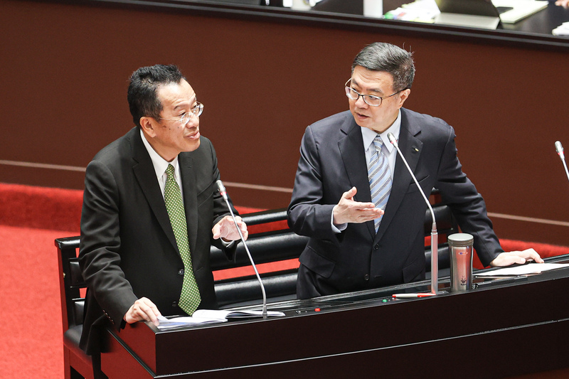 國防部長顧立雄（左）18日在立法院接受施政總質詢。圖為顧立雄與行政院長卓榮泰（右）列席立法院會備詢。 (圖：中央社)