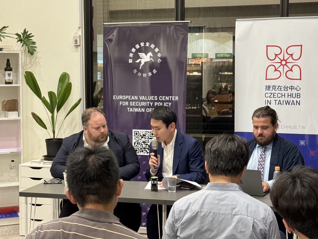 立委陳冠廷（中）、前美國國務院歐洲能源安全顧問班傑明（Benjamin L. Schmitt，左）強調審慎應對能源安全，強化關鍵基礎設施韌性。圖：EVC提供