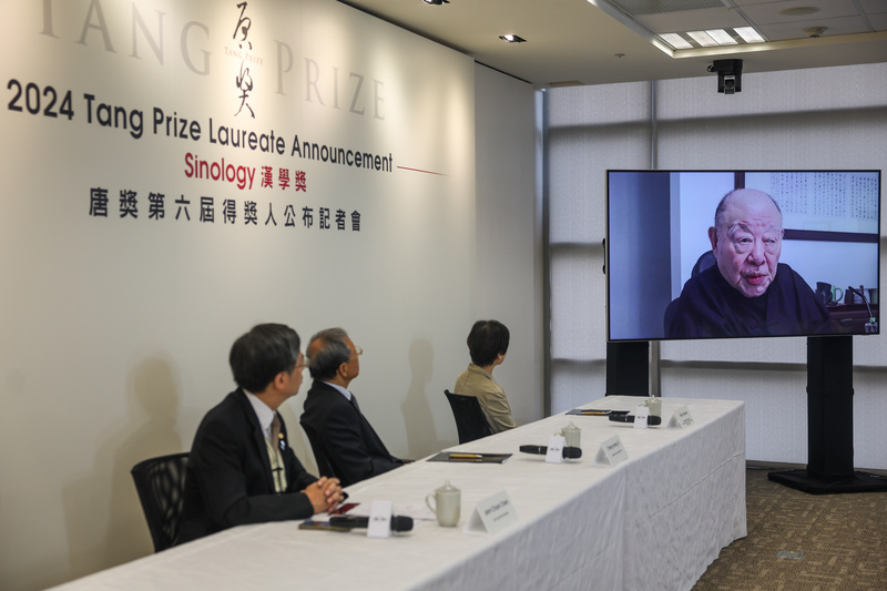 唐獎教育基金會20日公布第六屆漢學奬得主，由94歲歷史學家許倬雲(螢幕者)獲獎。(圖:中央社)