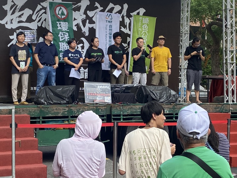 立法院21日將表決國會職權修法覆議案，為反對國會濫權，多個民團20日持續在立法院外集結，午後環保團體登台宣講，反對危老核電廠延役修法和粗暴草率的交通三法等。中央社記者黃麗芸攝  113年6月20日 (圖：中央社)