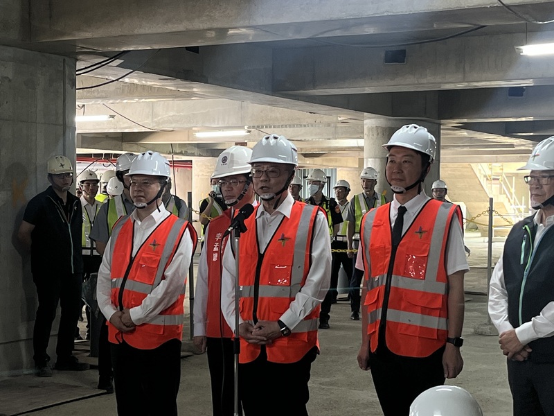 立法院21日否決國會職權修法覆議案。行政院長卓榮泰(前左2)受訪表示，會再次向立法院長韓國瑜請益，希望行政、立法2院能夠記取這一次共同所得到的經驗，繼續努力。(圖：中央社)