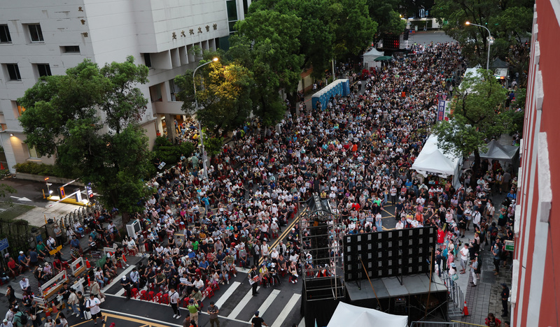 立法院內政委員會4日將排審選罷法修法，民團號召民眾明晚上回到濟南路抗議。圖為6月21日抗議人潮聚集在濟南路上 。(資料照/中央社)