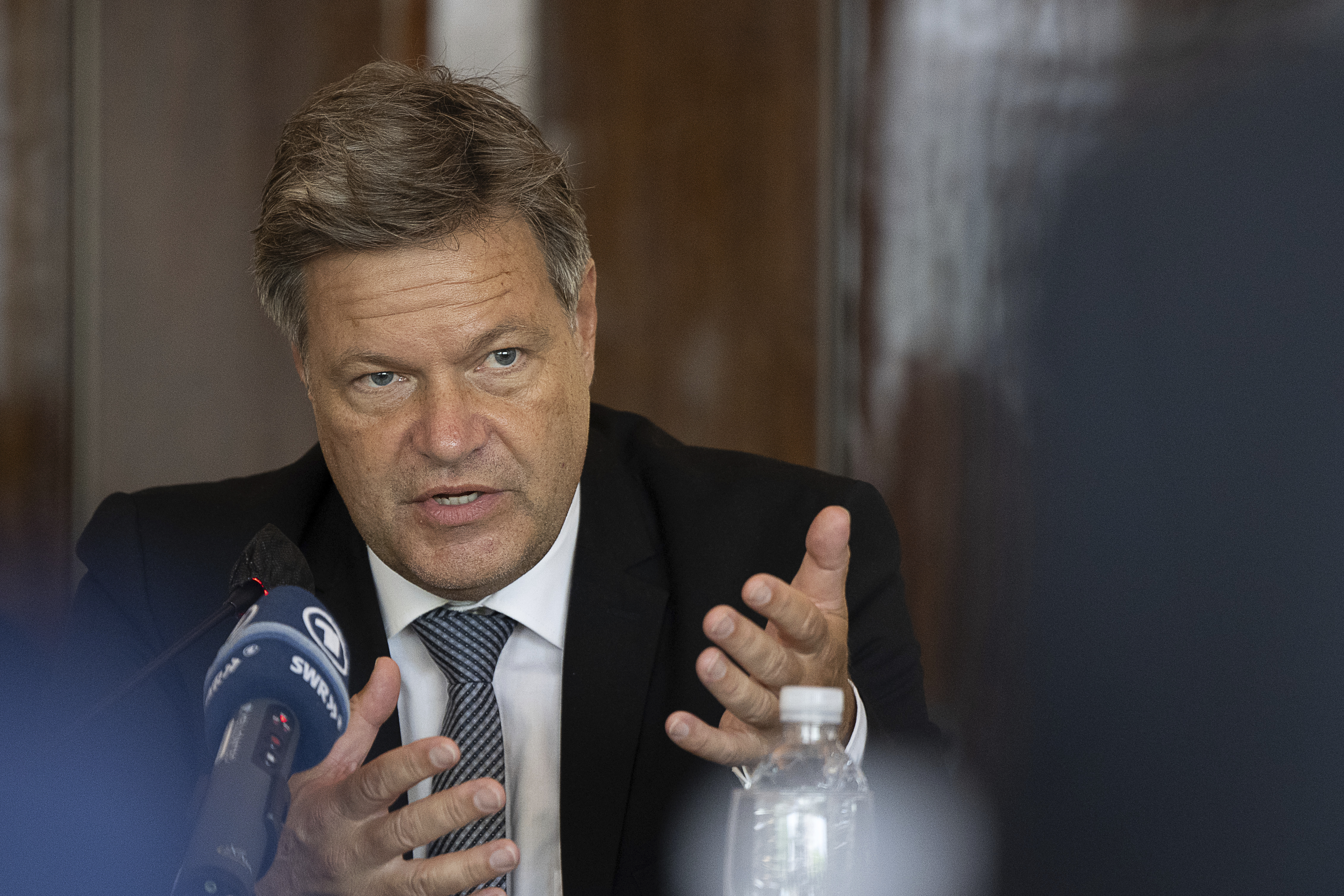 德國將2025年經濟成長預測自年初的0.3%下修為零，經濟部長哈柏克指美國總統川普重啟關稅政策為主因。(AP/達志影像)