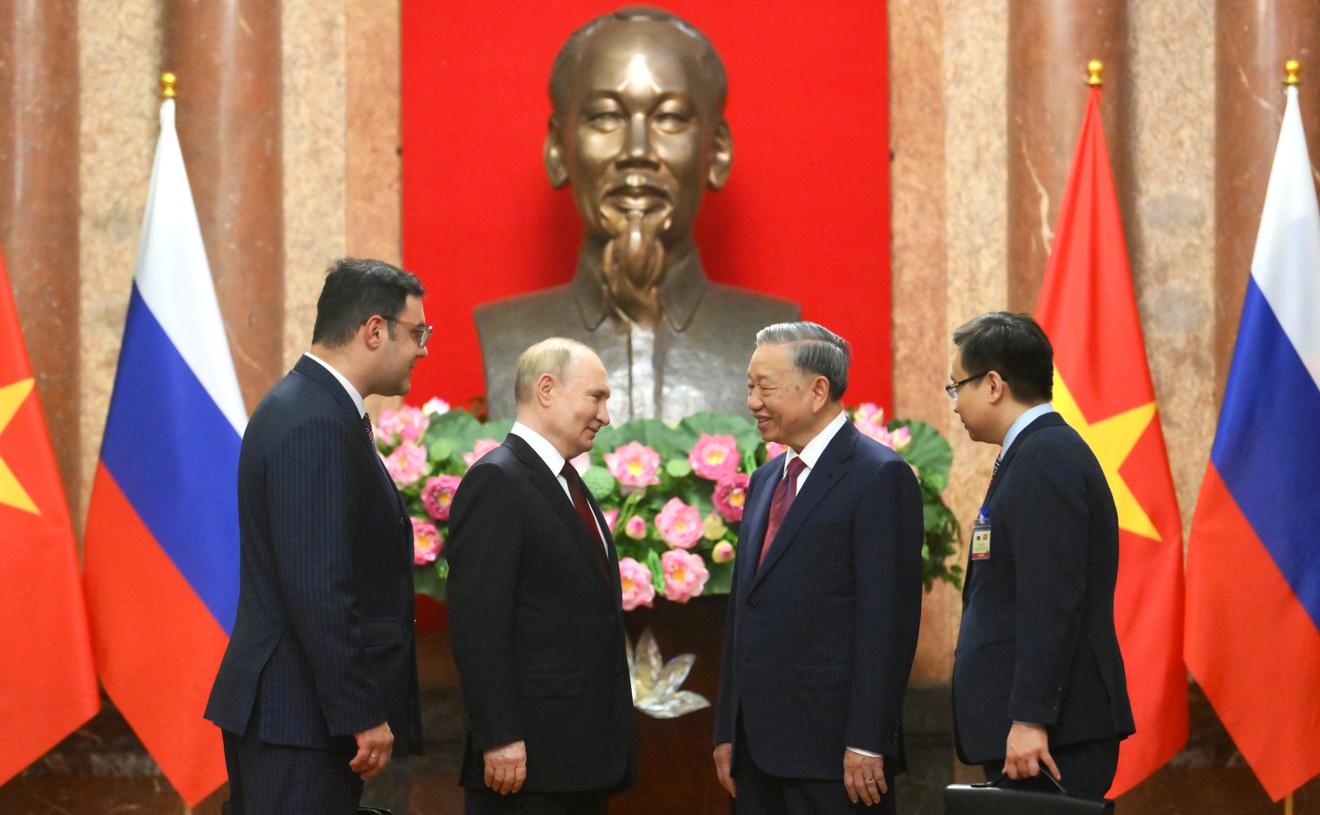 俄羅斯總統蒲亭20日在河內會見越南國家主席蘇林。 (圖:克宮)