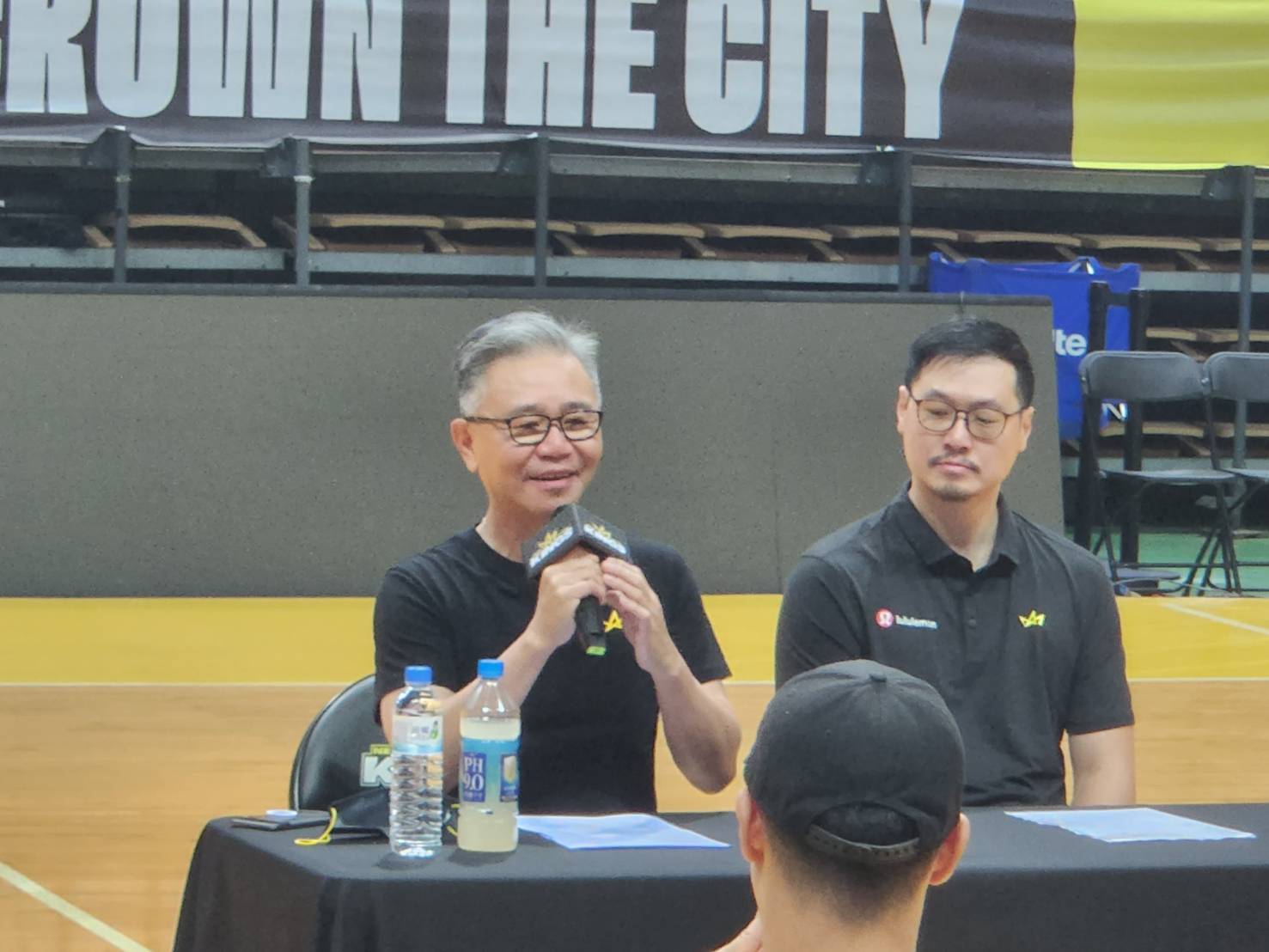 PLG新北國王董事長王文祥(左)6月22日舉行記者會，宣布代表PLG與T1兩職籃聯盟9球隊宣布，將領組新聯盟，整合資源，壯大台灣籃球發展。(江昭倫 攝)