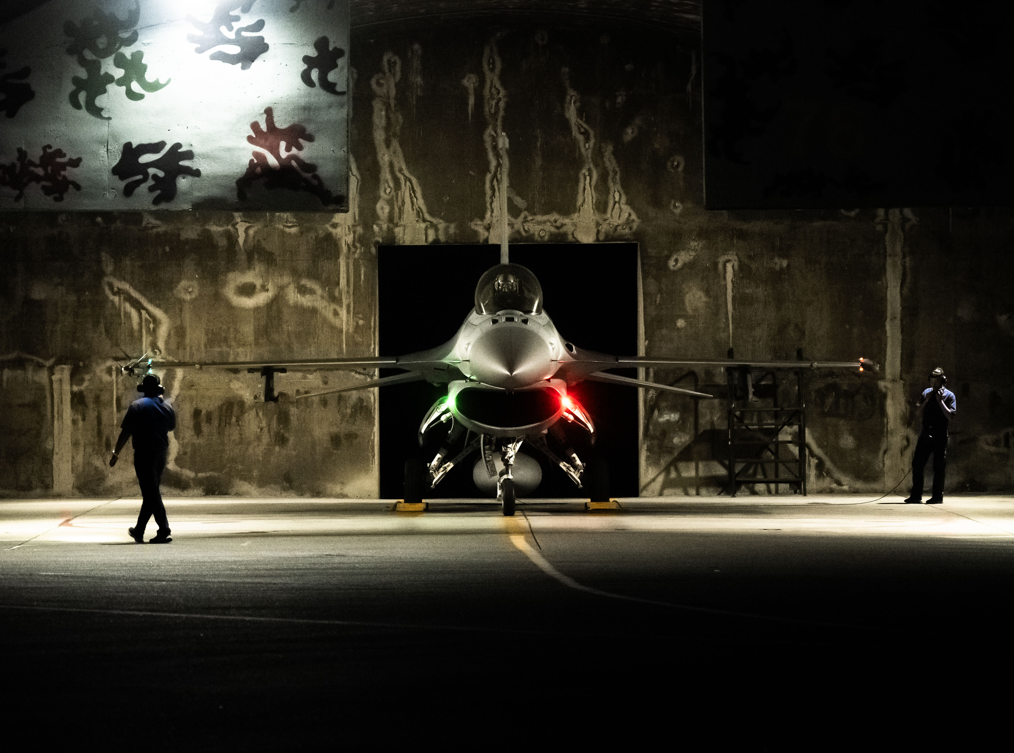 圖為機堡中F-16V戰機執行飛行前檢查。(央廣檔案照/記者楊仁翔 攝)