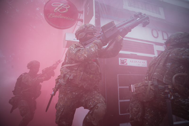 漢光40號演習，今年重點之一為驗證去中心化指揮管制，圖為有能力執行獨立作戰的聯合兵種營實施戰鬥演練。(圖：中央社)