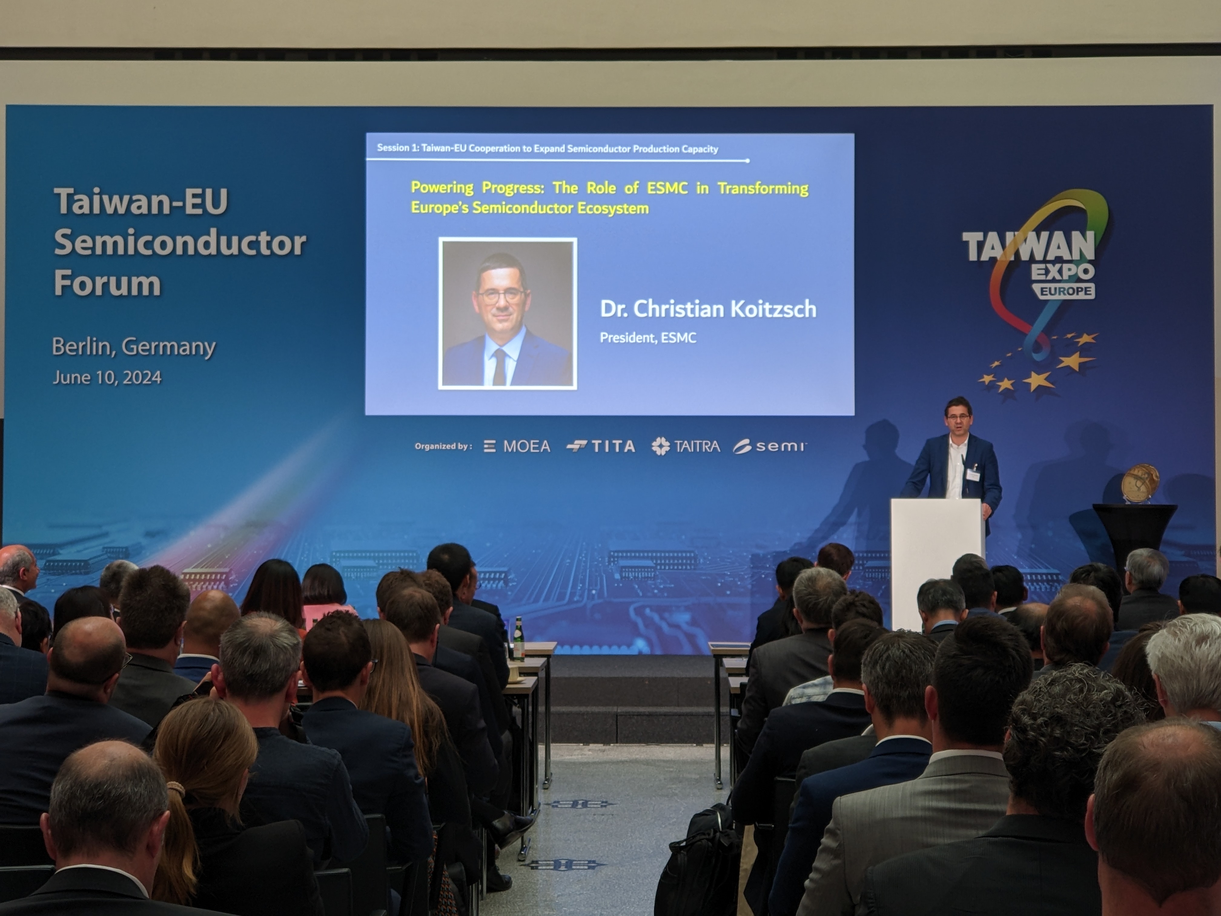 台歐半導體合作論壇的重頭戲之一就是台積電歐洲子公司ESMC總裁兼總經理克伊區(Christian Koitzsch)分享德國廠最新進展，台下幾乎座無虛席。(陳念宜 攝)