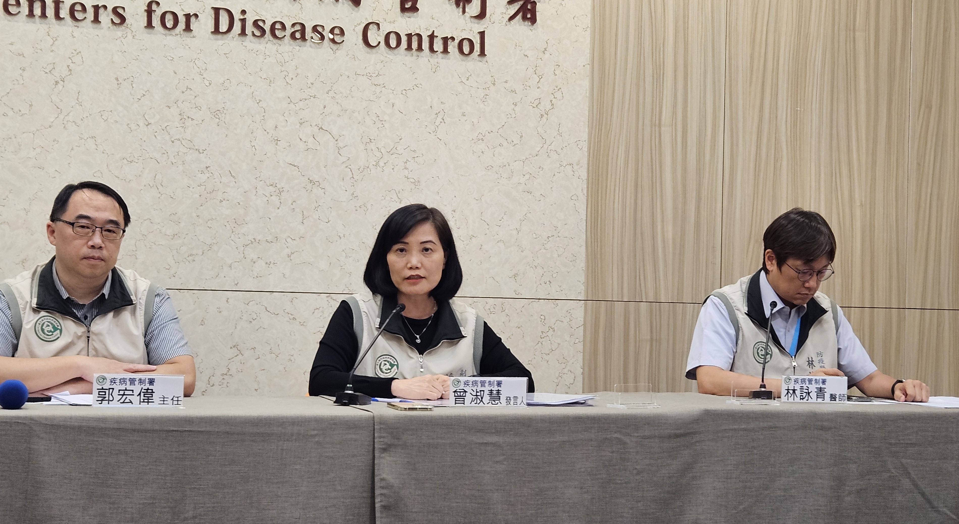 疾管署發言人曾淑慧(中)表示，目前正在採購550萬劑最新款新冠疫苗，將於今年10月1日起與公費流感疫苗同步開打。(資料照/劉品希 攝)