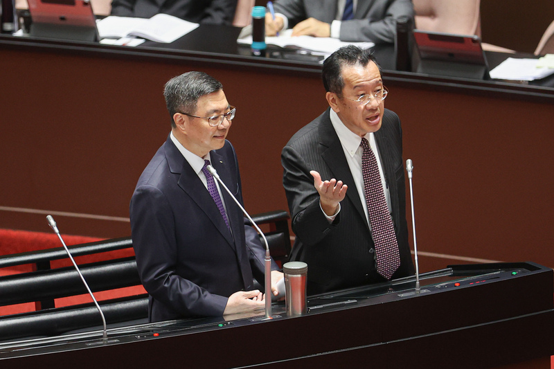 國防部長顧立雄(右)表示，戰力保存是演練首要重點。(圖：中央社)