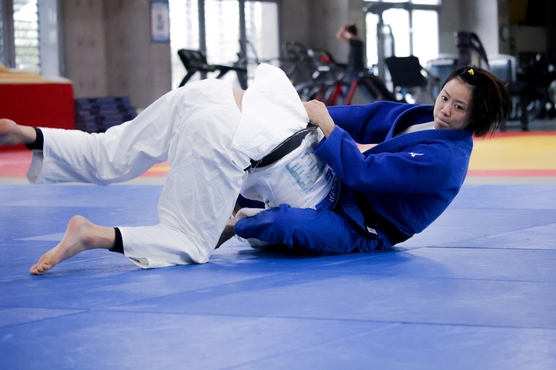 台灣「柔道女王」連珍羚(圖右)預計7月29日出賽巴黎奧運。(圖:承筠行銷提供/中央社)