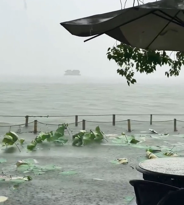 浙江杭州連日暴雨，連著名景區西湖也須洩洪，官方坦承全市防汛形勢異常嚴峻。(圖：微博)